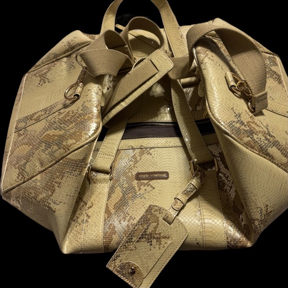 New Without Tags Simply Southern Tan Snake Print Weekender Bag 20” Long 10” Wide - Picture 3 of 9